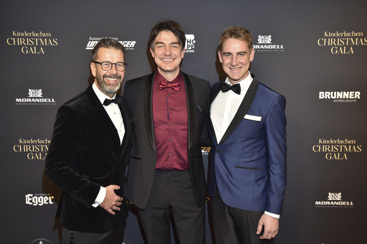 bschlussbild mit Christian Vosseler, Marc Peine, Oliver Pocher, Matze Knop, Nino de Angelo, Thomas Stein, Sandra Zanetti / &bdquo;2. Kinderlachen Christmas Gala&ldquo; im Hotel Grand Tirolia in Kitzb&uuml;hel am 20.12.2025 / &copy;Foto: BrauerPhotos / Goran Nitschke &copy;Foto: ABR-Pictures/Wolfgang Breiteneicher 